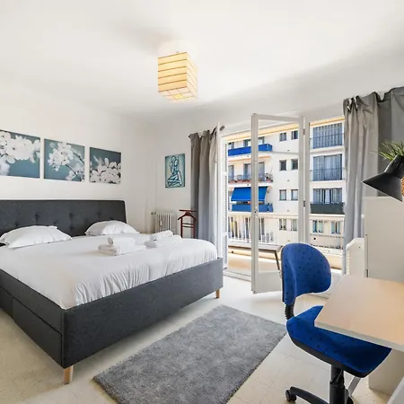 דירה Sunny With Balcony מנטון