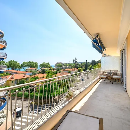 דירה Sunny With Balcony *