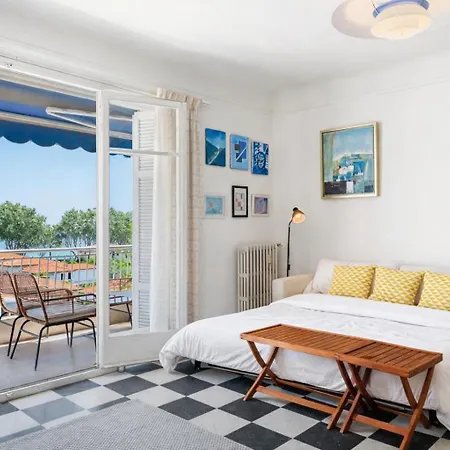 דירה Sunny With Balcony מנטון