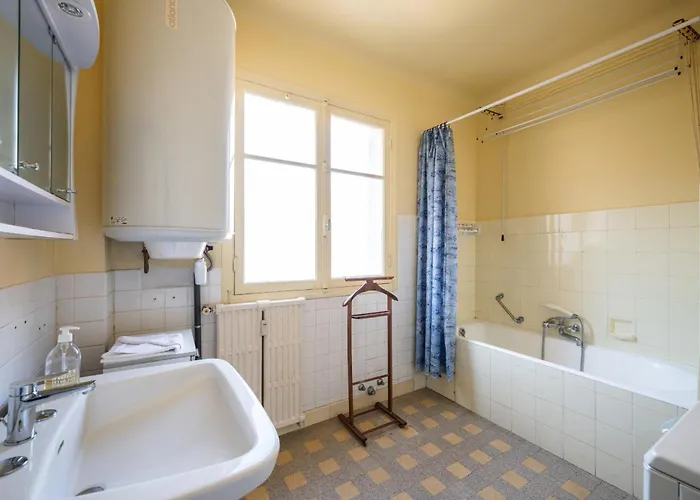 Sunny With Balcony דירה