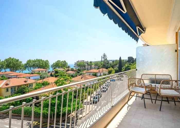 Sunny With Balcony דירה *