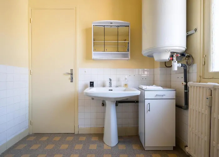 Sunny With Balcony * מנטון