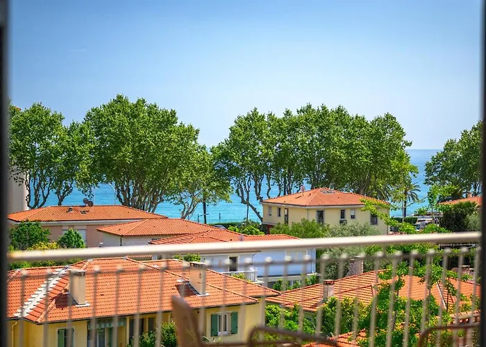 דירה Sunny With Balcony *