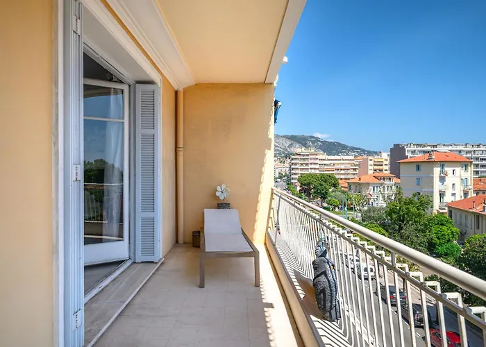 Sunny With Balcony * מנטון