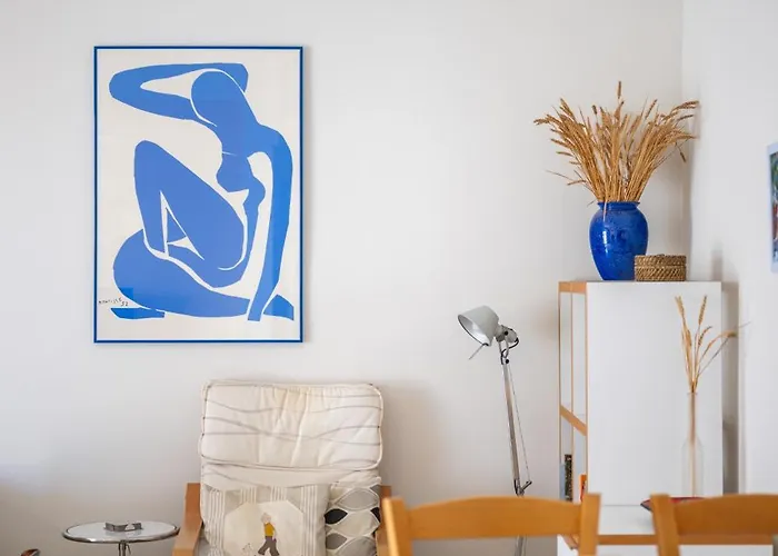 Sunny With Balcony * מנטון