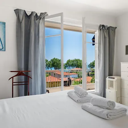 Sunny With Balcony 公寓 *