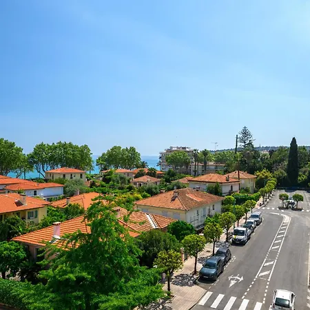 Sunny With Balcony 芒通