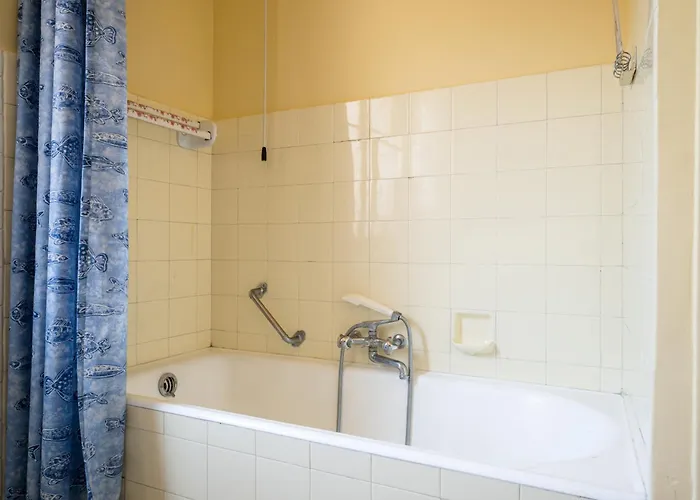 Sunny With Balcony 芒通