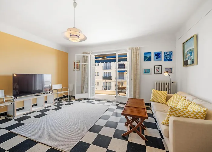 Apartment Sunny With Balcony